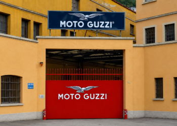 Ingresso storico dello stabilimento Moto Guzzi a Mandello del Lario in vista delle GMG 2026