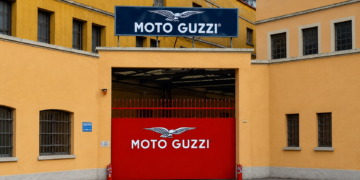 Ingresso storico dello stabilimento Moto Guzzi a Mandello del Lario in vista delle GMG 2026